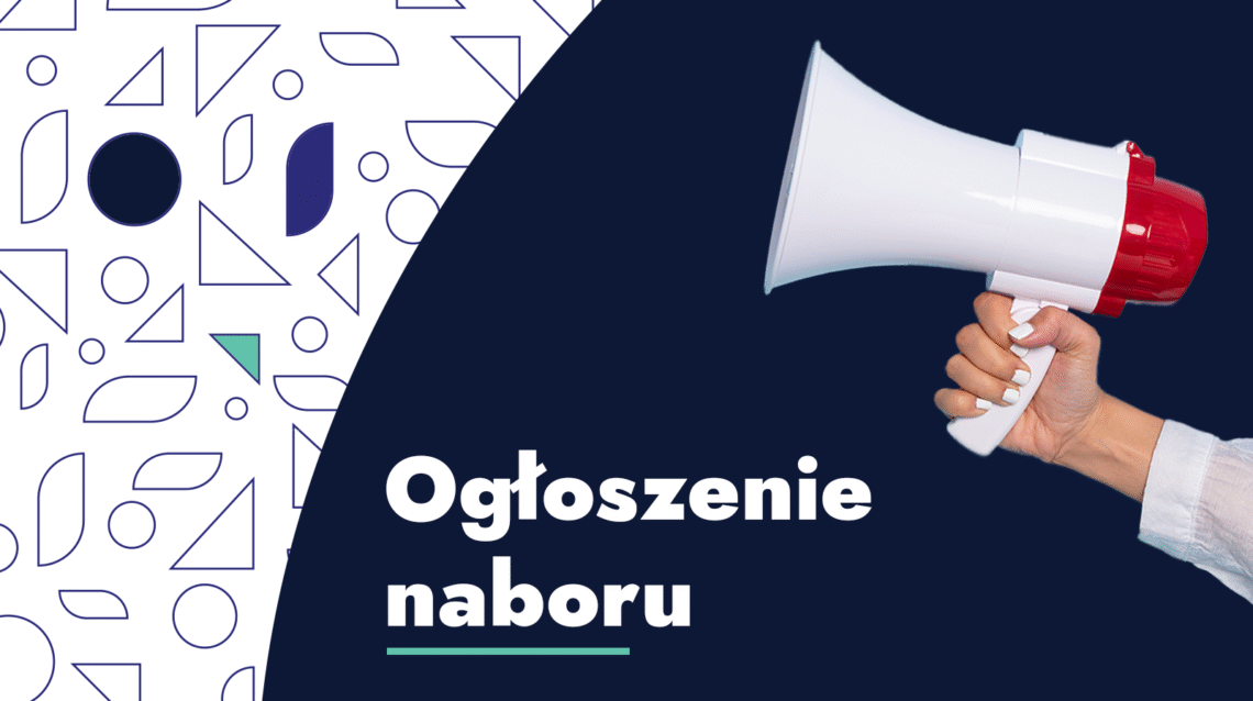 grafika, na grantowym tle dłoń trzymająca przenośny głośnik, na dole napis "ogłoszenie naboru"