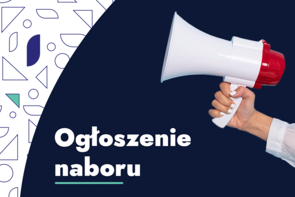 grafika, z prawej strony na granatowym tle przenośny głośnik w ręce, na dole napis "ogłoszenie naboru"