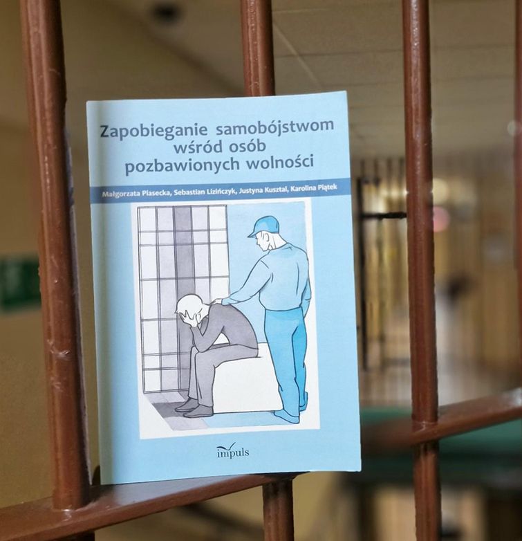 Książka oparta o kraty o tytule: "Zapobieganie samobójstwom wśród osób pozbawionych wolności"