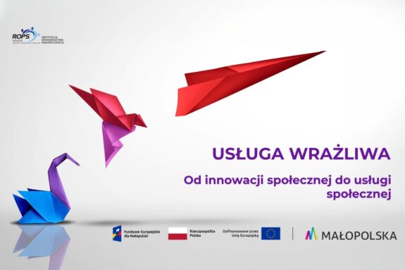 grafika, na biało-szarym tle, origami przedstawiające łabędzia, ptaka w locie oraz papierowy samolot, z prawej strony fioletowy napis "usługa wrażliwa. od innowacji społecznej do usługi społecznej"