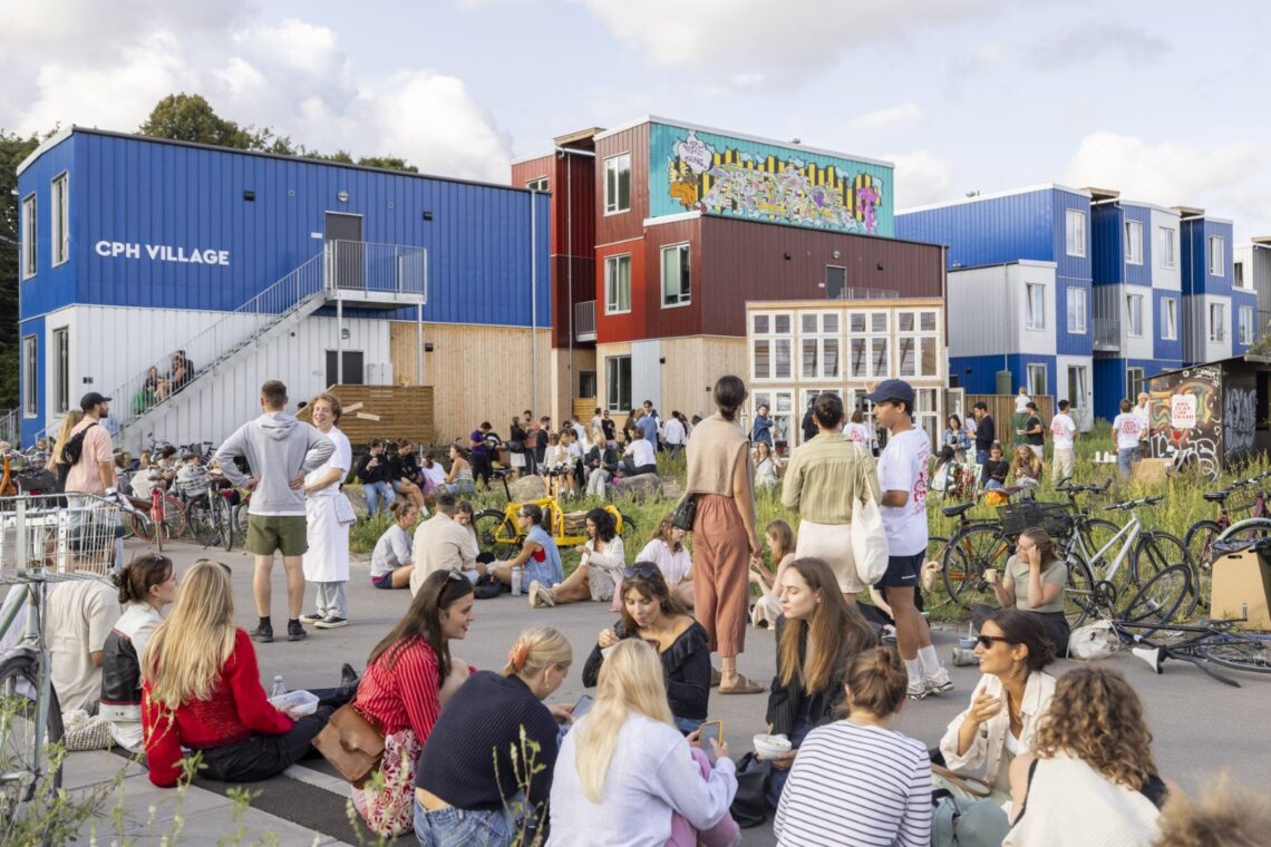 Studenci przed CPH Village