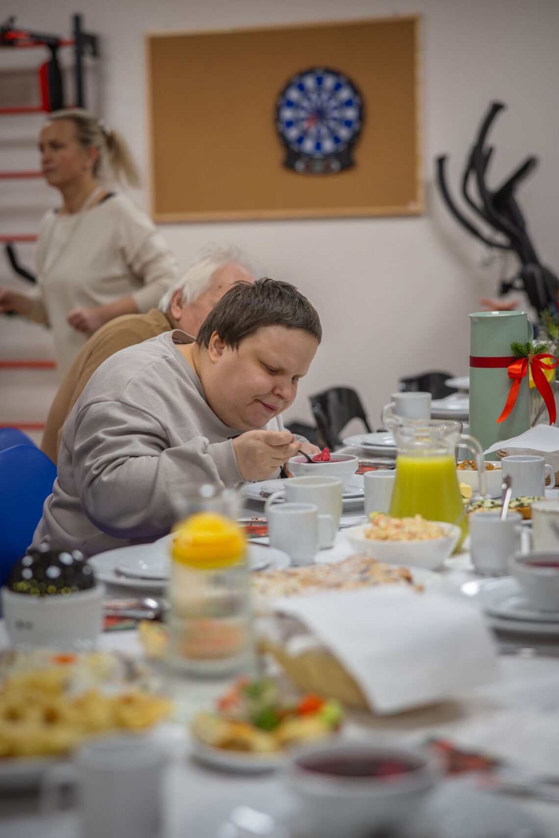 młoda osoba przy stole podczas posiłku