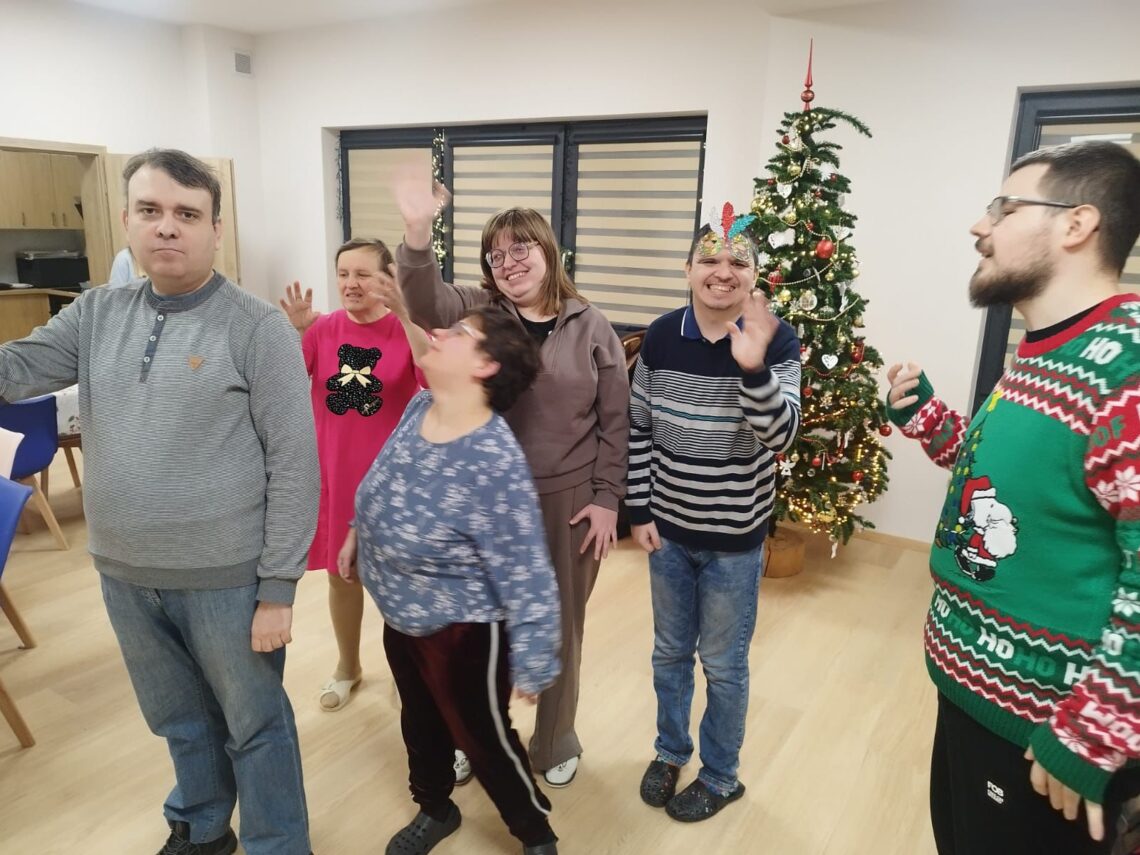grupa mieszańców WSM ubranych świątecznie i machających do kamery