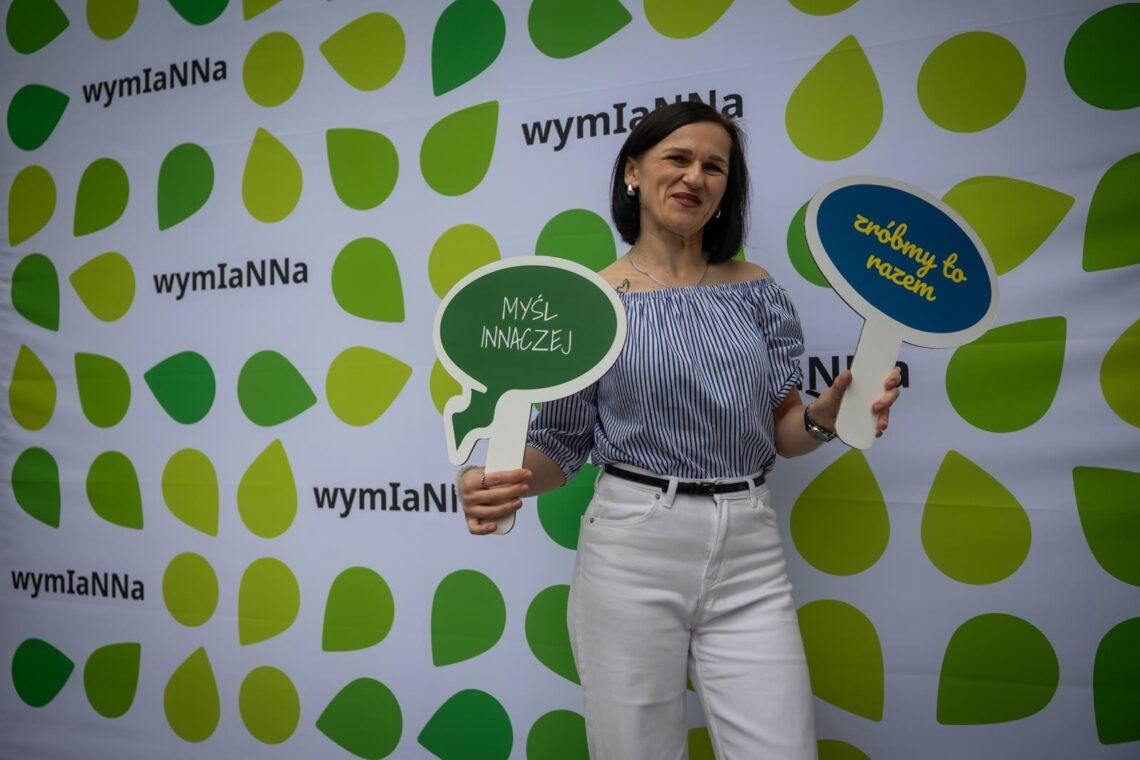 kobieta pozująca do zdjęcia na "ściance"