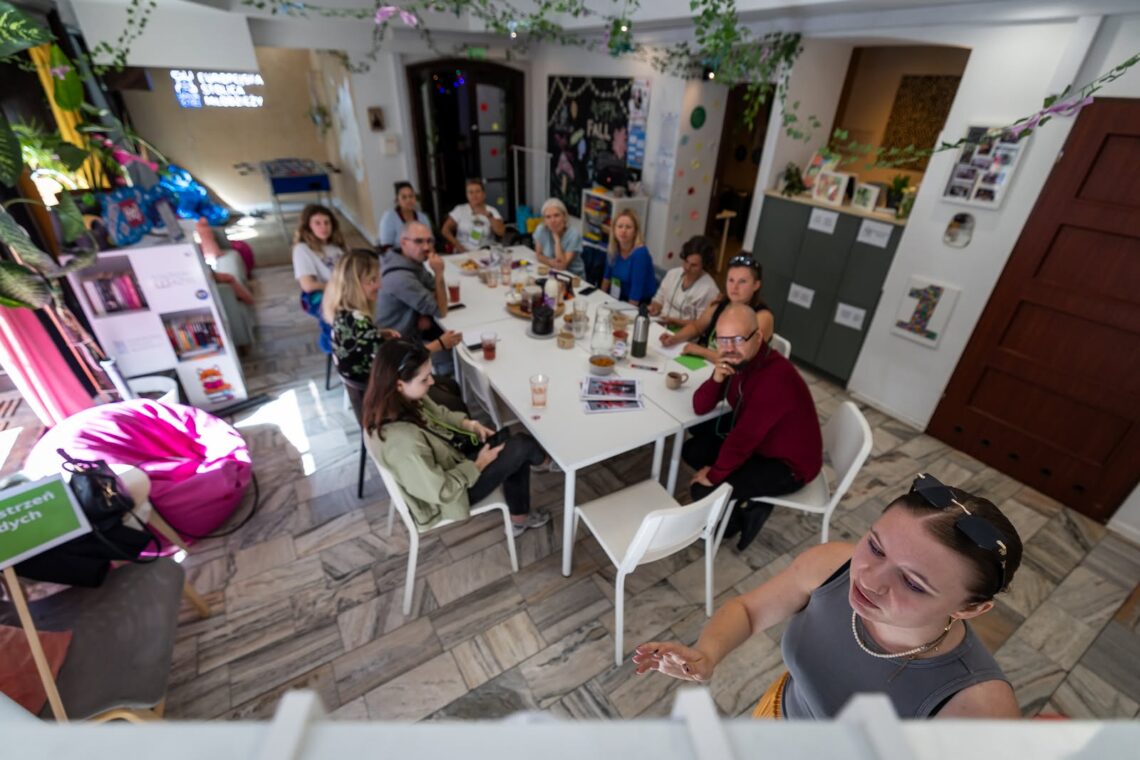 grupa osób przy stole, wizyta studyjna, wymIaNNa 2026