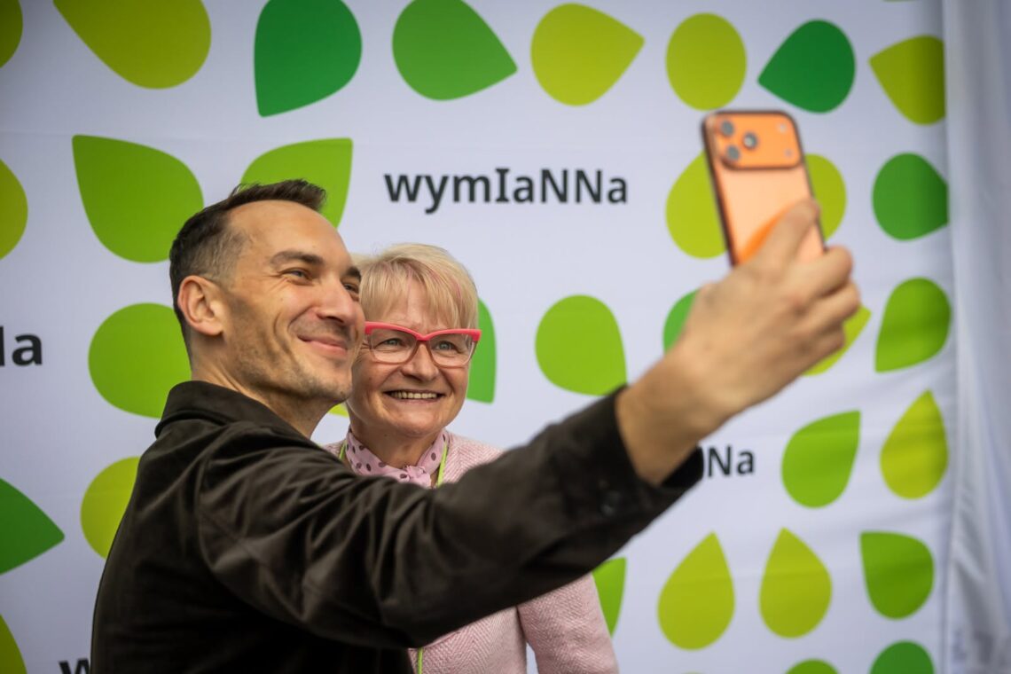 kobieta i mężczyzna robiący sobie selfie