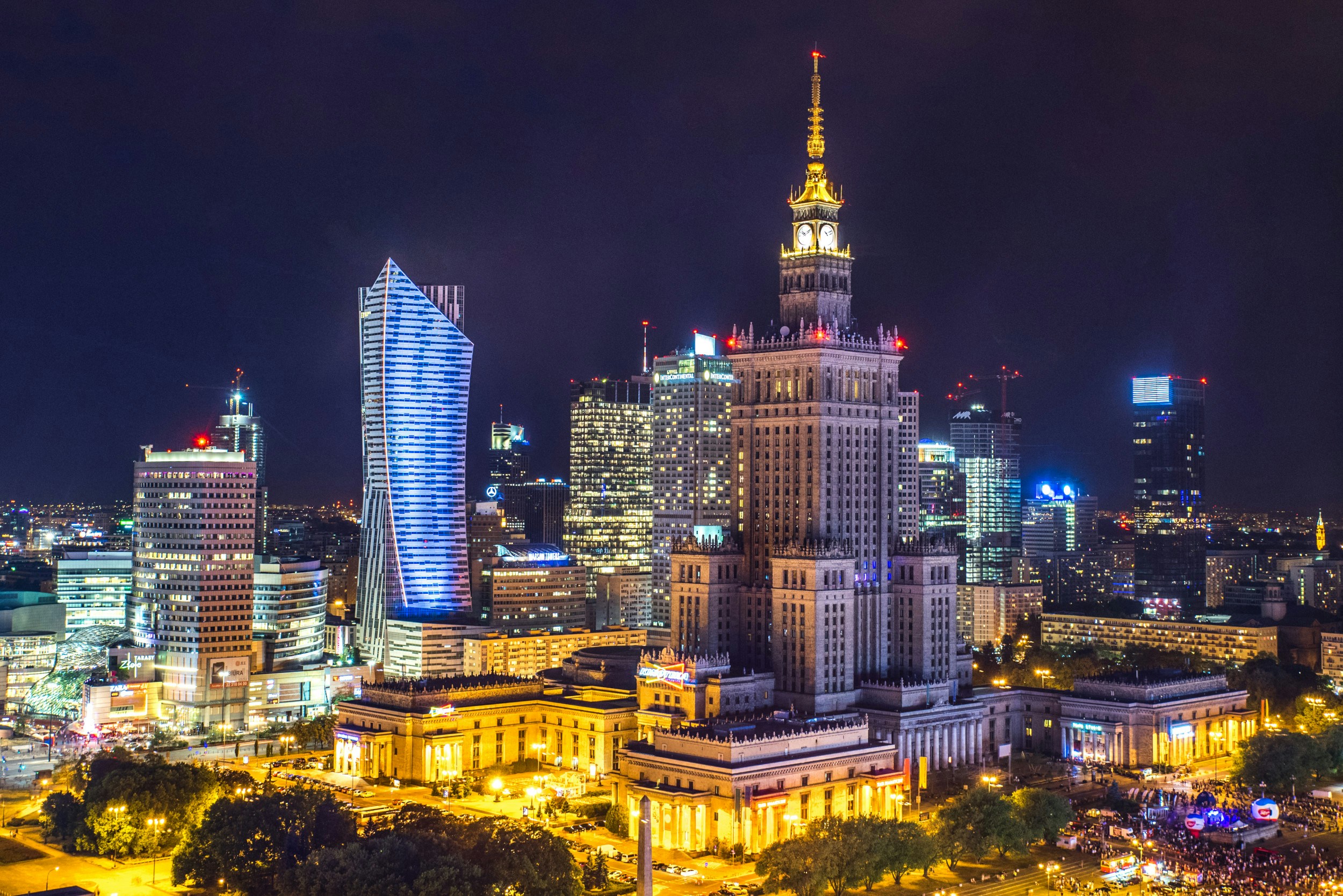 Widok roświetlonej Warszawy w nocy. Fot. Kamil Gliwiński, unsplash