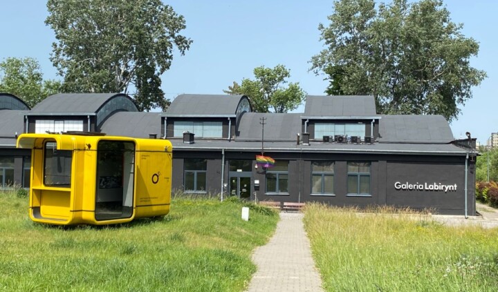zdjęcie budynku galerii labirynt