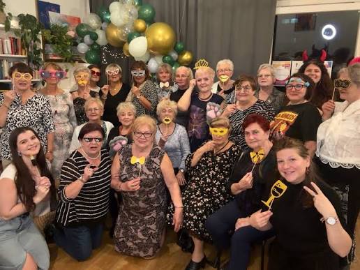 grupowe zdjęcie osób w karnawałowym nastroju