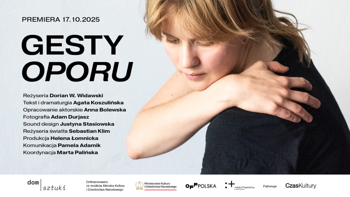 Plakat spektaklu „Gesty oporu”. Po prawej młoda kobieta o jasnych włosach, trzyma się za bark i patrzy w dół. Po lewej tytuł spektaklu oraz informacja o premierze 17 października 2025 roku. Na dole znajdują się nazwiska twórców i logotypy partnerów.