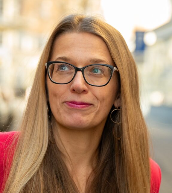 kobieta z rozpuszczonymi, długimi włosami