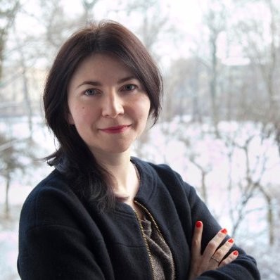 delikatnie uśmiechnięta kobieta