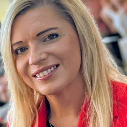 uśmiechnięta kobieta z rozpuszczonymi włosami